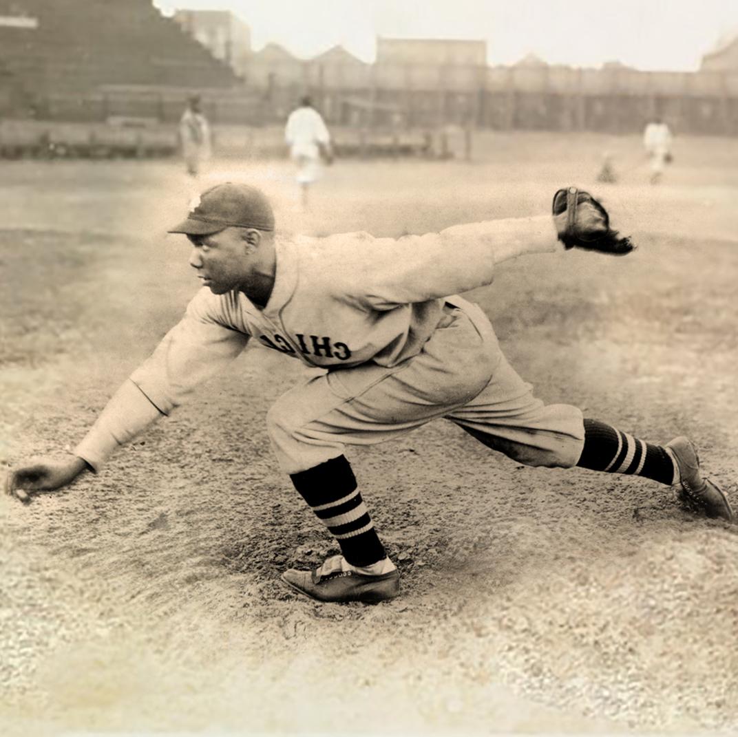 比尔·福斯特打棒球的照片.